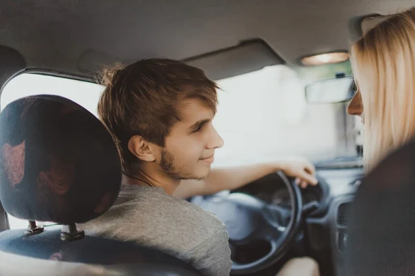 Couple aimant en voiture — Photo