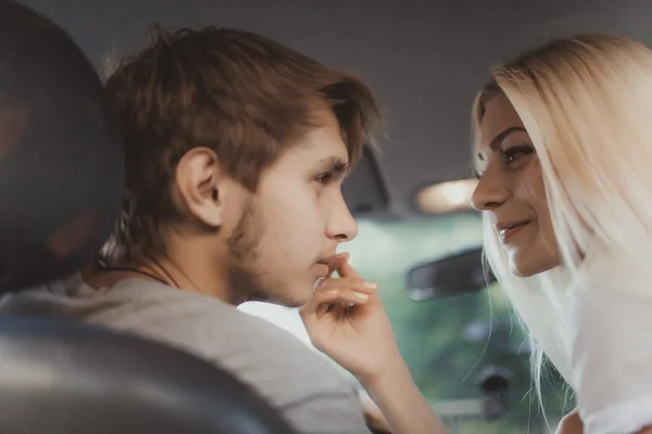 Casal amoroso no carro — Fotografia de Stock