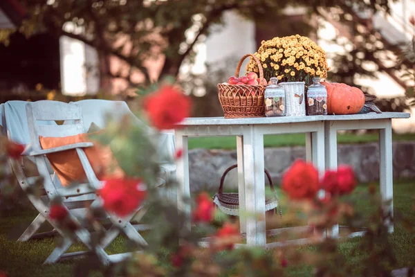 Flores, manzanas en la mesa — Foto de Stock