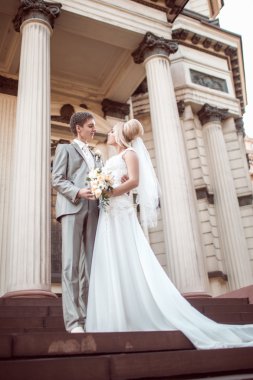 Düğün gününde mutlu gelin ve damat