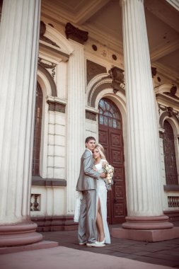 Düğün gününde mutlu gelin ve damat