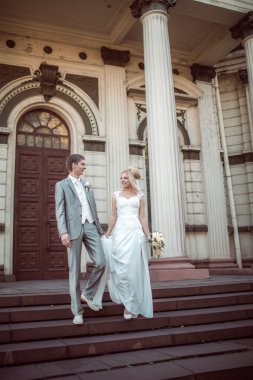 Düğün gününde mutlu gelin ve damat