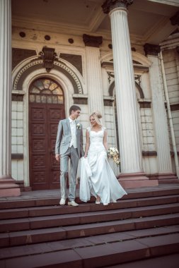 Düğün gününde mutlu gelin ve damat