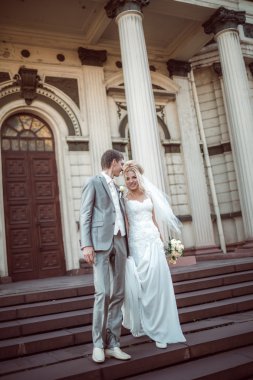 Düğün gününde mutlu gelin ve damat