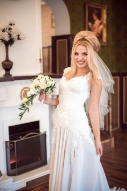 güzel elbise düğün günü içinde zarif gelin