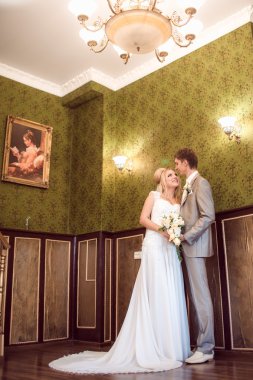 Düğün gününde mutlu gelin ve damat