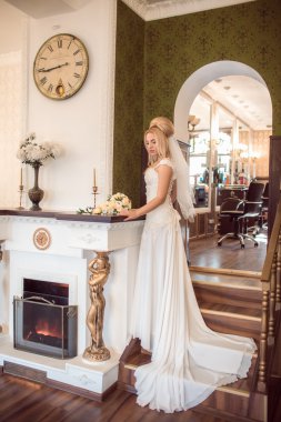 güzel elbise düğün günü içinde zarif gelin