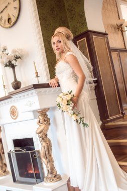 güzel elbise düğün günü içinde zarif gelin