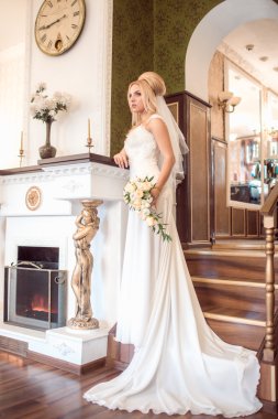 güzel elbise düğün günü içinde zarif gelin