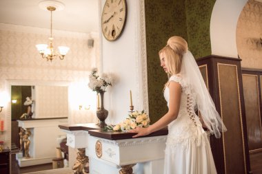 güzel elbise düğün günü içinde zarif gelin