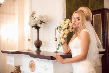 güzel elbise düğün günü içinde zarif gelin