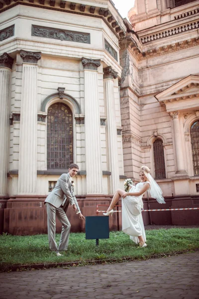 Feliz novia y novio en el día de la boda — Foto de Stock