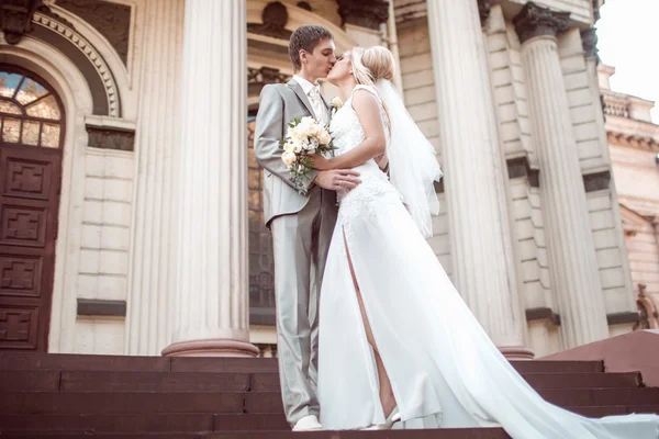 Feliz novia y novio en el día de la boda — Foto de Stock