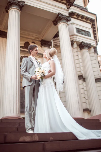 Feliz novia y novio en el día de la boda — Foto de Stock