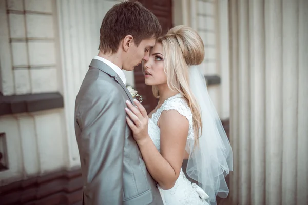 Düğün gününde mutlu gelin ve damat — Stok fotoğraf
