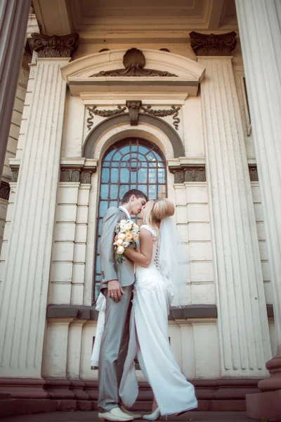 Düğün gününde mutlu gelin ve damat