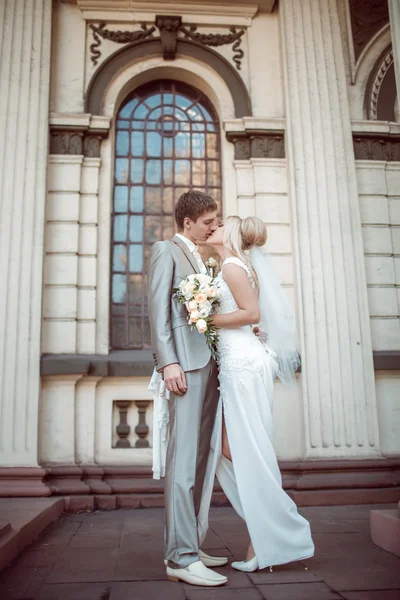 Düğün gününde mutlu gelin ve damat