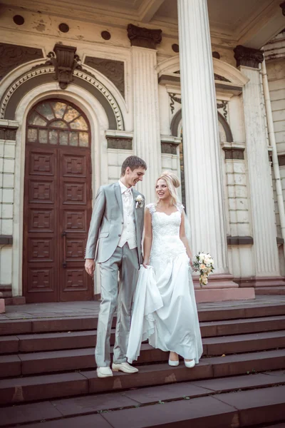 Feliz novia y novio en el día de la boda — Foto de Stock