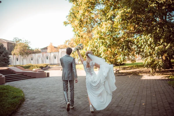 Feliz novia y novio en el día de la boda — Foto de Stock