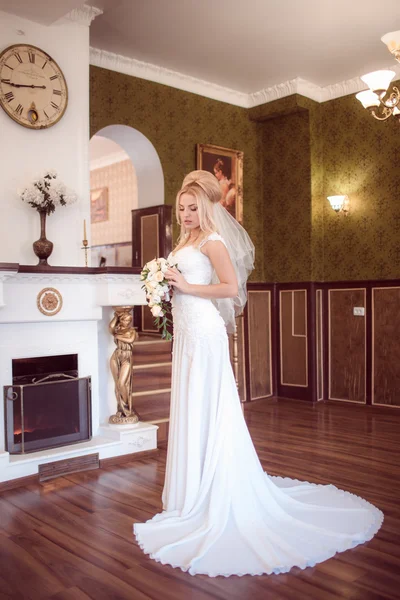 Elegante Braut am Hochzeitstag in wunderschönem Kleid — Stockfoto