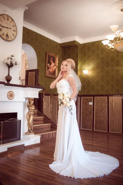 güzel elbise düğün günü içinde zarif gelin