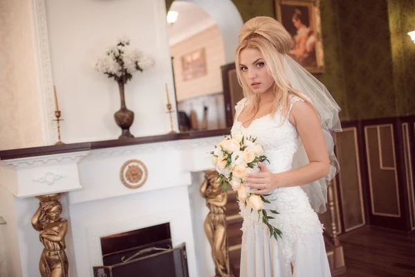 Elegante Braut am Hochzeitstag in wunderschönem Kleid — Stockfoto