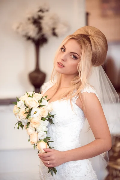 Elegante Braut am Hochzeitstag in wunderschönem Kleid — Stockfoto