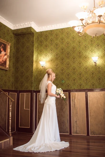 Novia elegante en el día de la boda en hermoso vestido — Foto de Stock