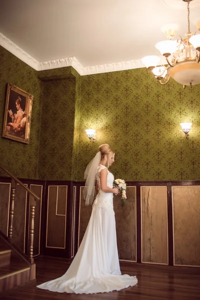 Novia elegante en el día de la boda en hermoso vestido — Foto de Stock