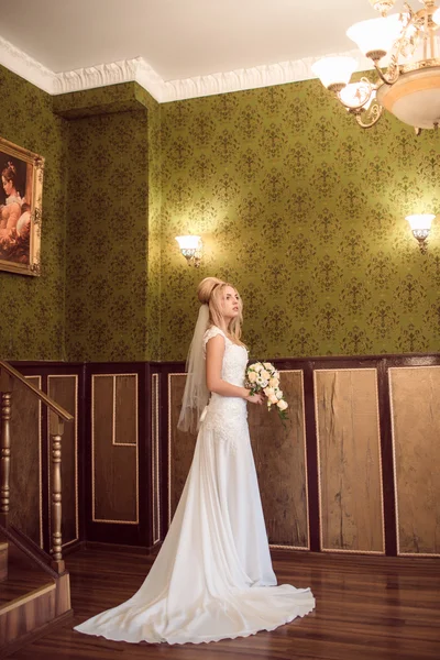 güzel elbise düğün günü içinde zarif gelin