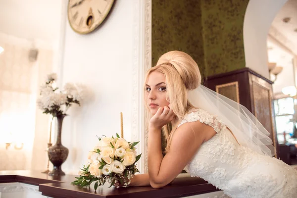 Novia elegante en el día de la boda en hermoso vestido — Foto de Stock