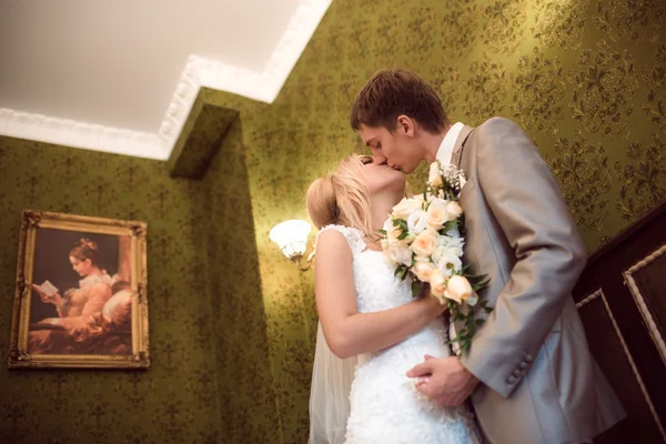 Feliz novia y novio en el día de la boda — Foto de Stock