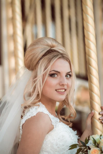 Elegante Braut am Hochzeitstag — Stockfoto
