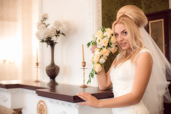 Novia elegante en el día de la boda en hermoso vestido — Foto de Stock