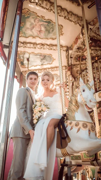 Feliz novia y novio en el día de la boda — Foto de Stock