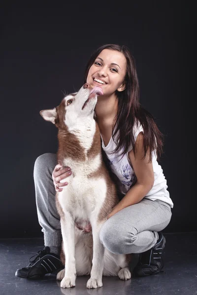 Хозяйка со своей собакой — стоковое фото