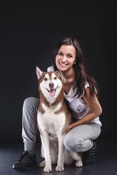 Eigenaar met haar hond — Stockfoto