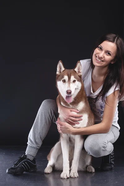 Eigenaar met haar hond — Stockfoto