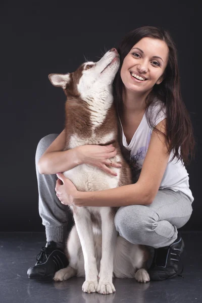 Eigenaar met haar hond — Stockfoto