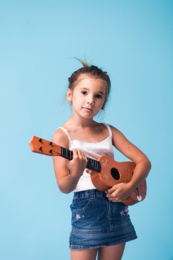 sevimli küçük kız mavi zemin üzerine