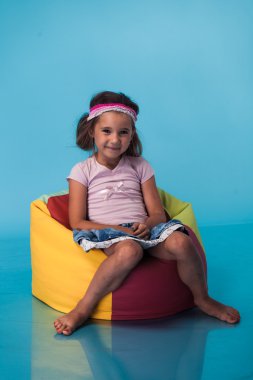 sevimli küçük kız mavi zemin üzerine