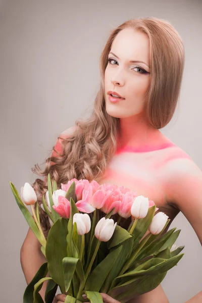 Krásná žena s tulipány — Stock fotografie