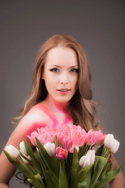 Bella donna con tulipani — Foto Stock