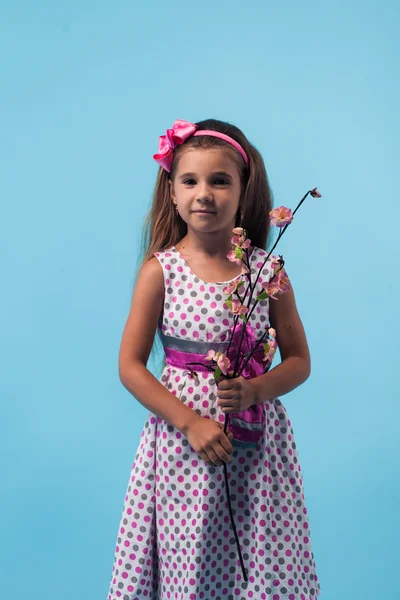 Menina bonito no fundo azul — Fotografia de Stock