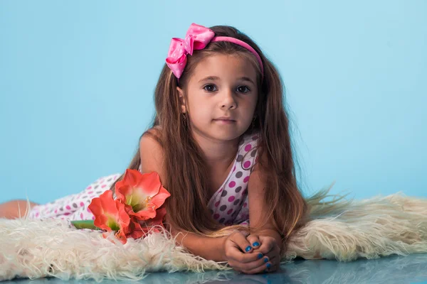 Linda niña sobre fondo azul — Foto de Stock