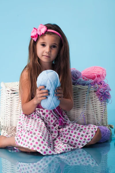 Schattig klein meisje op blauwe achtergrond — Stockfoto