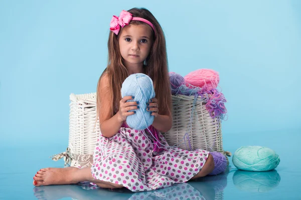 Petite fille mignonne sur fond bleu — Photo