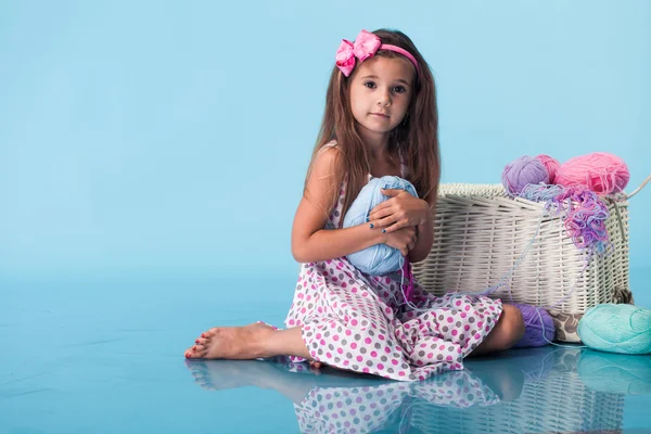 Carino bambina su sfondo blu — Foto Stock