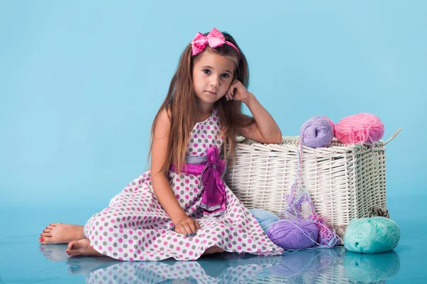 Niedliches kleines Mädchen auf blauem Hintergrund — Stockfoto