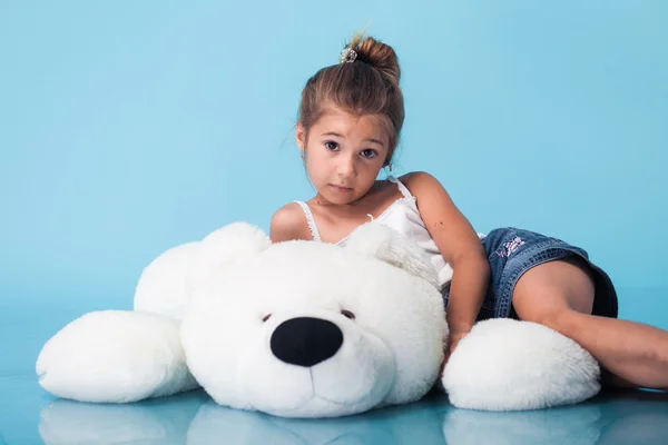 Carino bambina su sfondo blu — Foto Stock